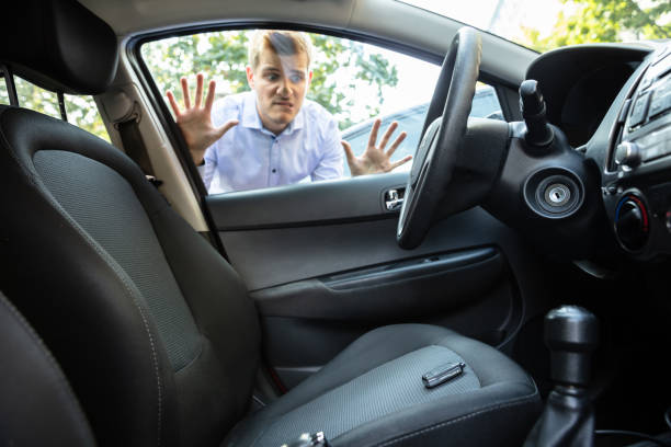 Person Forgot his Carkeys in Lockout Car